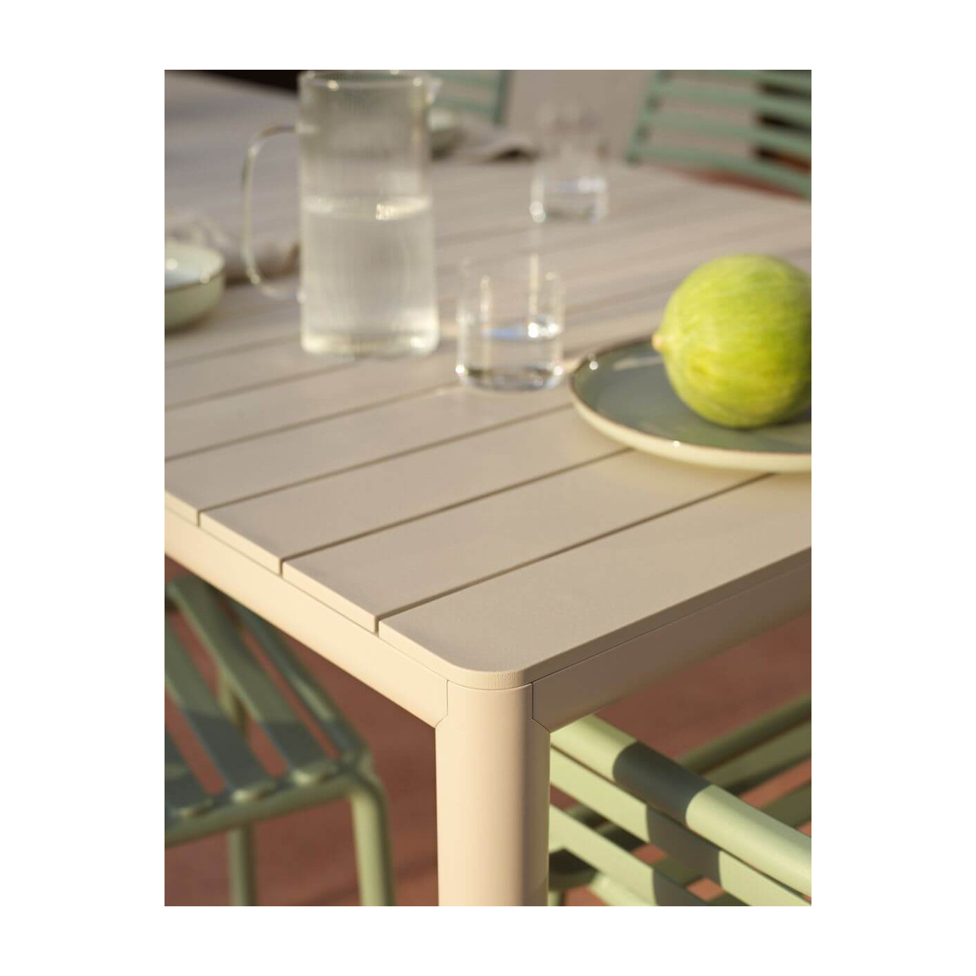 Zbliżenie na blat stołu TEVERE 210 Corda – wykończenie o subtelnej fakturze i zaokrąglone krawędzie