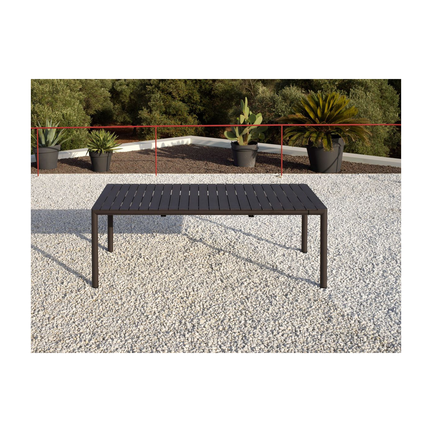 Rozłożony stół Tevere 210 Antracite w ogrodowej aranżacji na tle zieleni