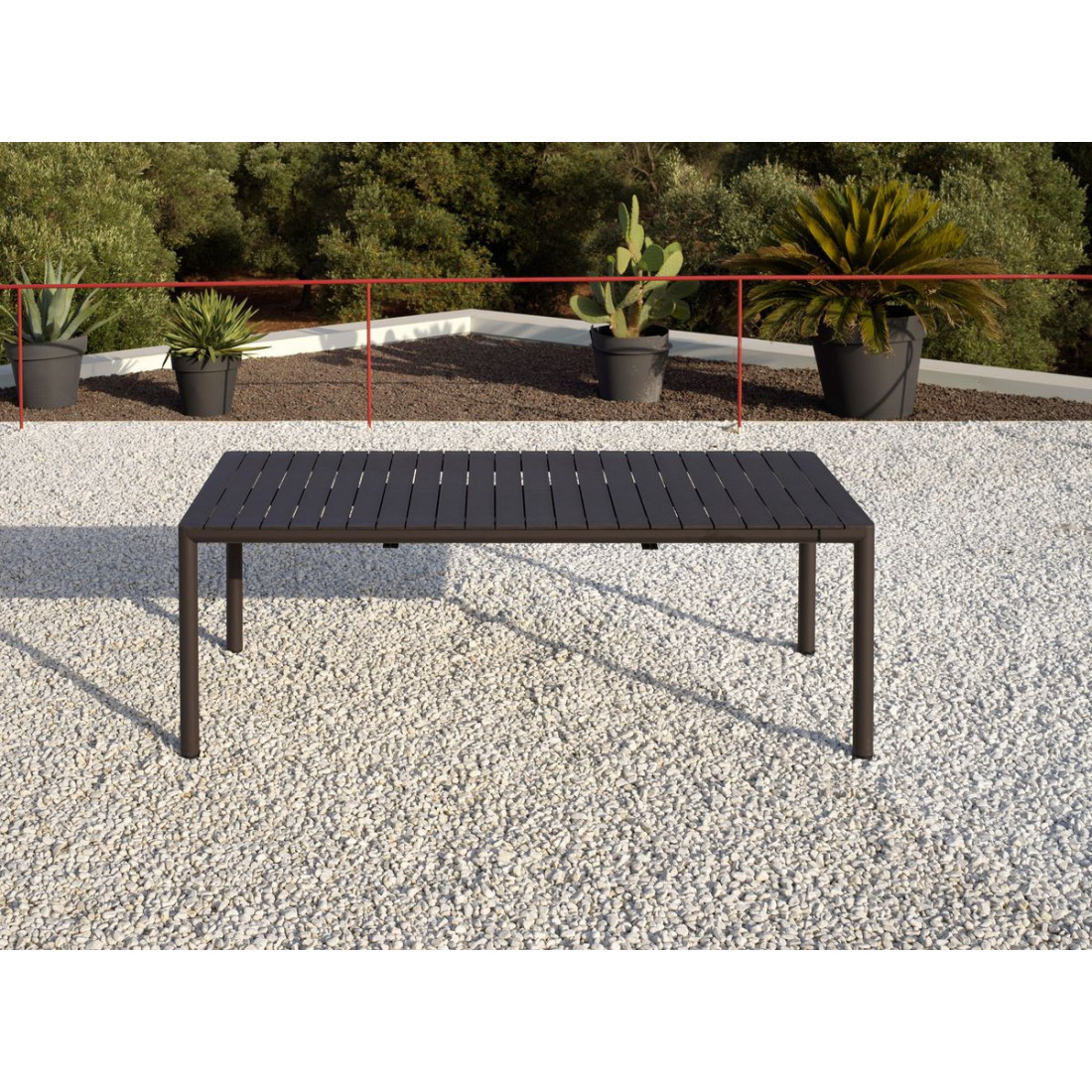 Rozłożony stół Tevere 210 Antracite w ogrodowej aranżacji na tle zieleni