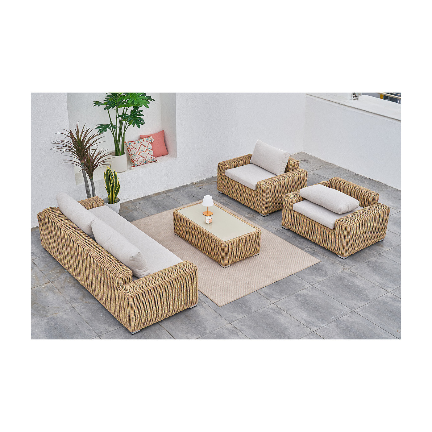 Widok z góry na aranżacje mebli Jakarta caffe w kolorze beżowym na eleganckim tarasie