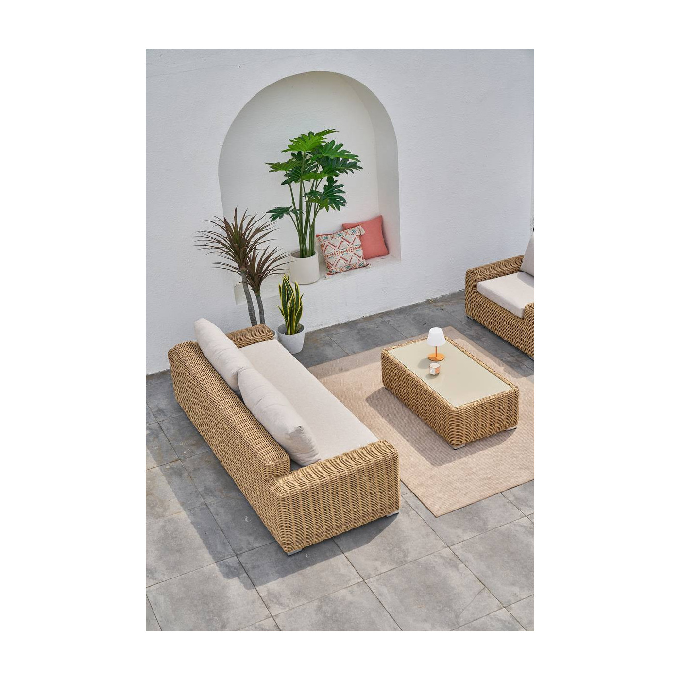 widok z góry na dwuosobową sofę i stolik z zestawu jakarta