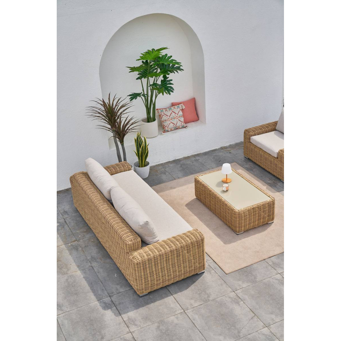 widok z góry na dwuosobową sofę i stolik z zestawu jakarta