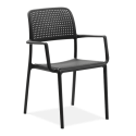 czarne krzesło ogrodowe z oparciem i podłokietnikami