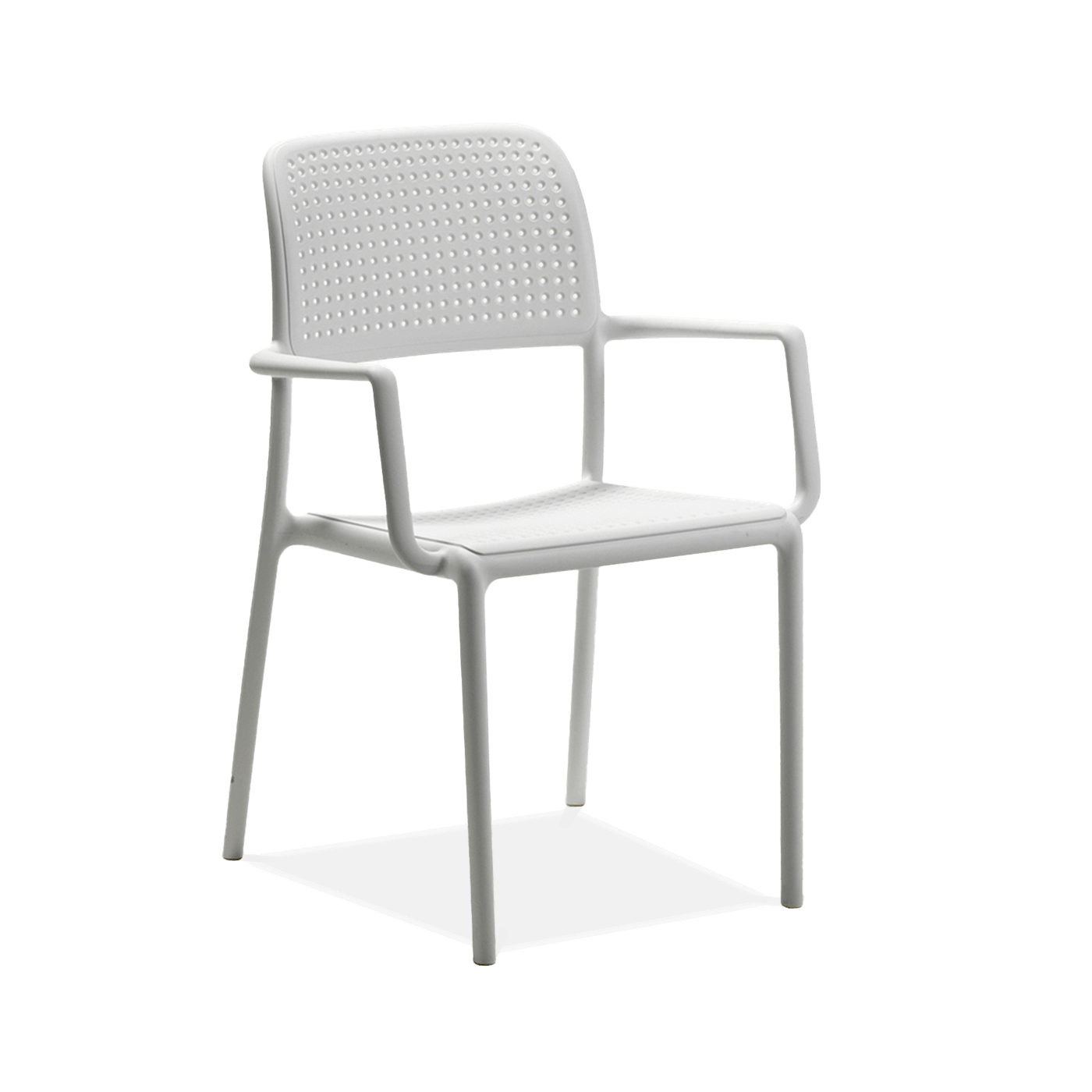 białe krzesło z oparciem i podłokietnikami