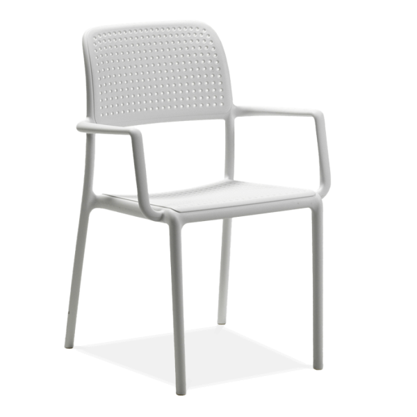 białe krzesło z oparciem i podłokietnikami