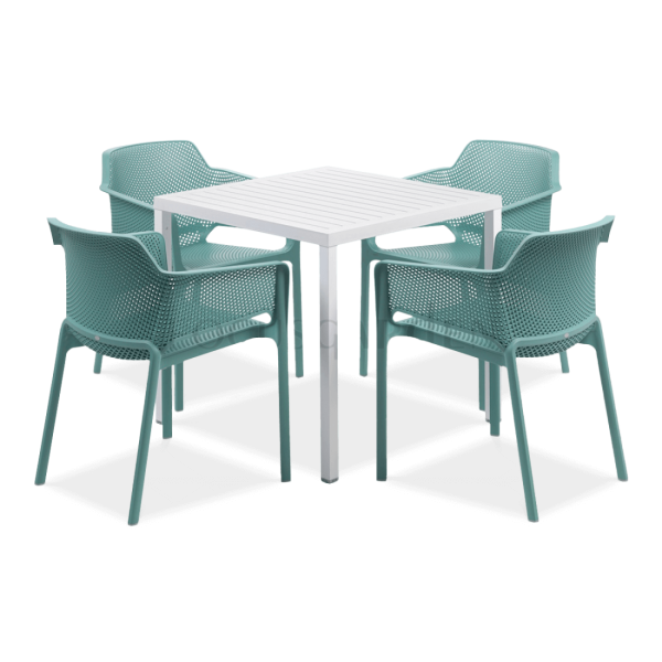 zestaw czterech niebieskich krzeseł jadalnianych oraz białego stolika