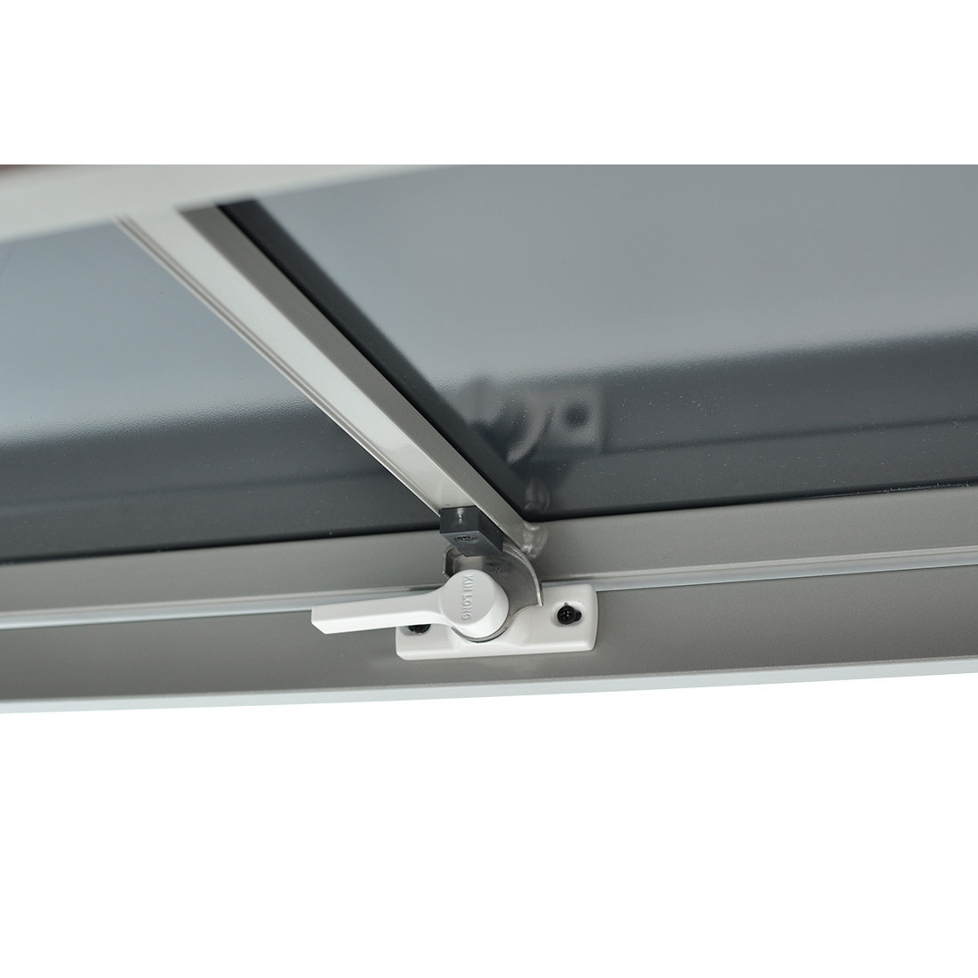 Zbliżenie na konstrukcję stołu, widoczny blat z szkła hartowanego