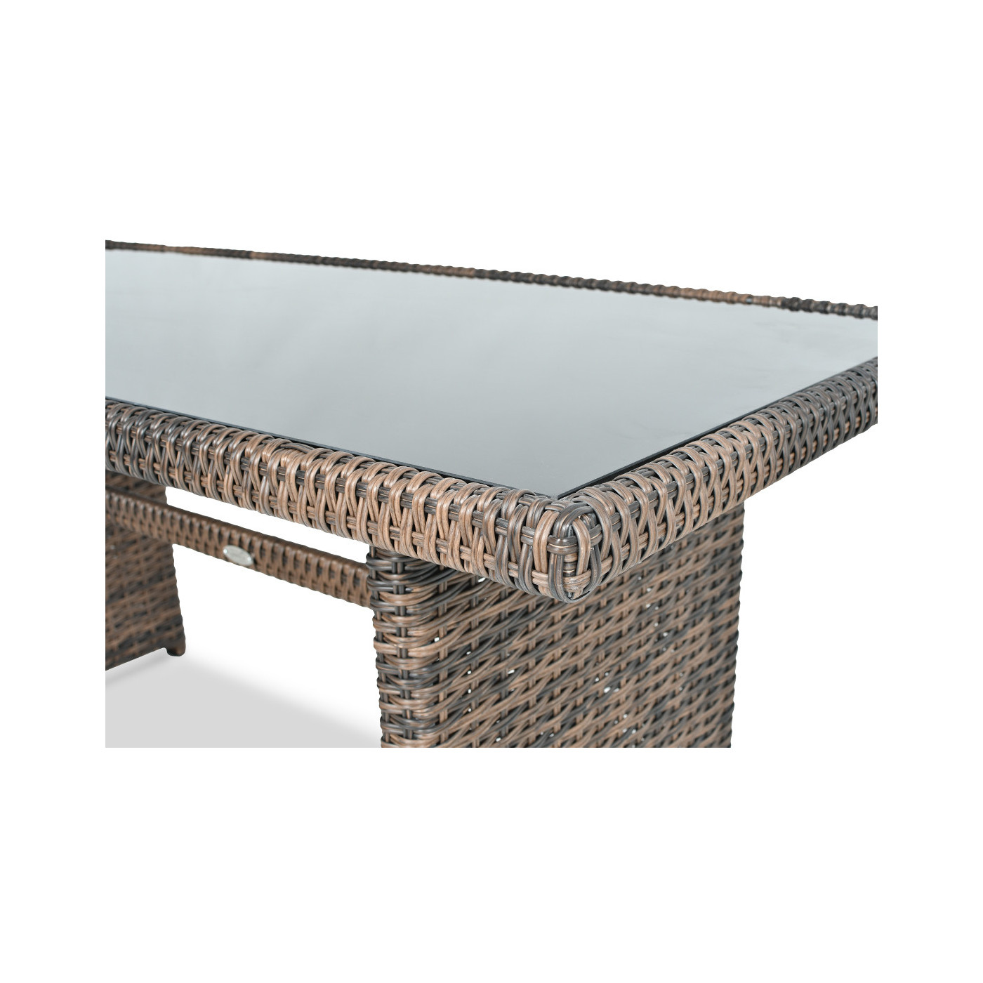 Zbliżenie na stół z zestawu SALO pokryty brązową plecionką technorattanową, blat stołu przykryty szkłem hartowanym