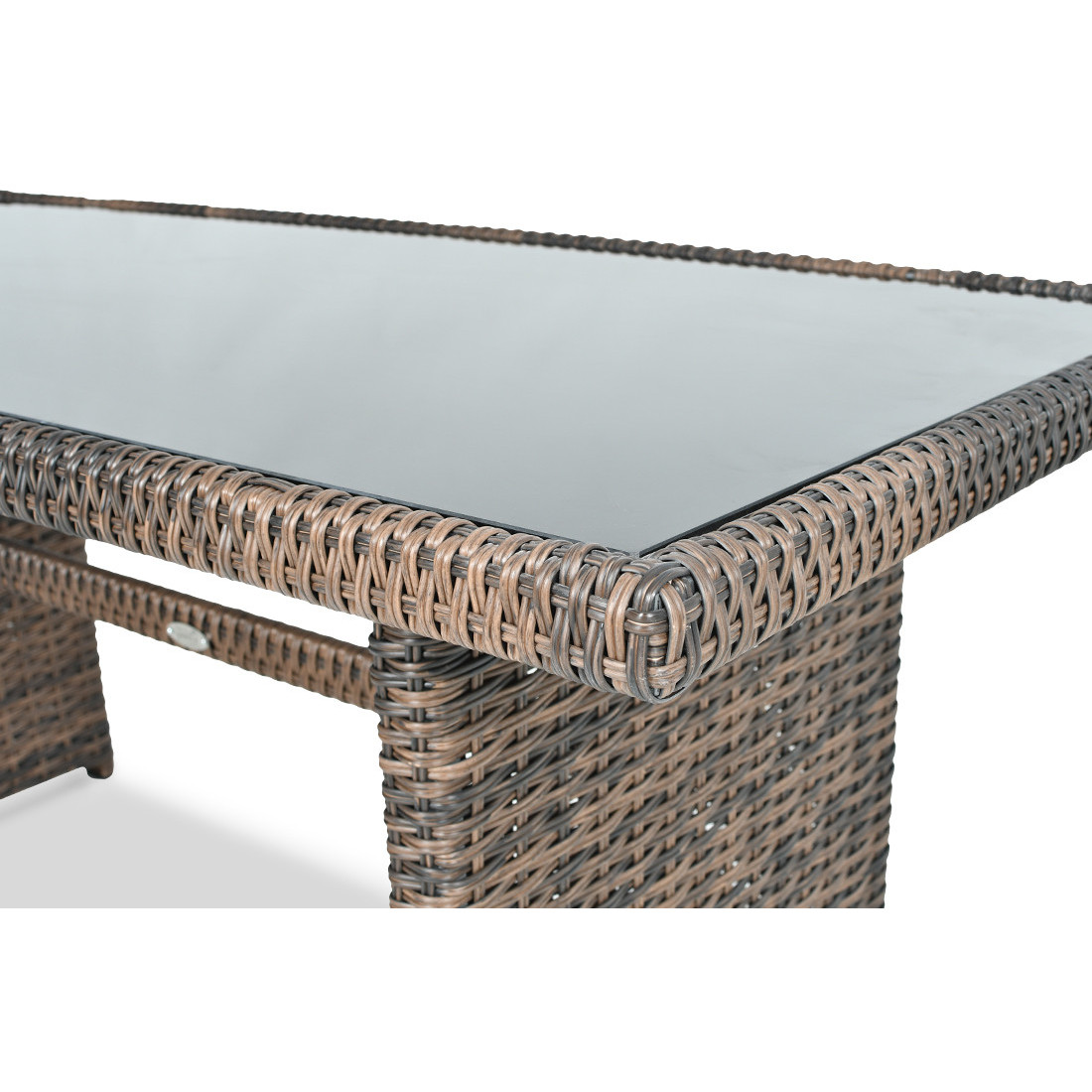 Zbliżenie na stół z zestawu SALO pokryty brązową plecionką technorattanową, blat stołu przykryty szkłem hartowanym